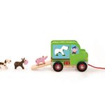Camión arrastre de la granja de la marca Scratch. Cuenta con 4 divertidos animales de la granja; gallina, cerdito, vaca y perrito.
