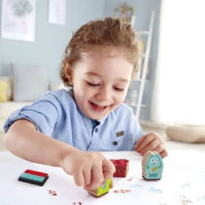 Con estos bonitos sellos los pequeños de la casa podrán crear bonitos dibujos o decorar sus bonitas cartas. Estos sellos vienen con dos colores distintos para que puedan escoger. Edad: A partir de 3 años. Características: - 3 sellos de conejo, rana y perro.