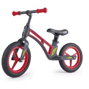 sta bicicleta sin pedales es la candidata perfecta para ser la primera bicicleta de los más pequeños. Es práctica y con un diseño bicolor muy divertido. Es muy práctica, y es que tiene una barra para facilitar su transporte. Tiene un cómodo sillín regulable y la barra de los manillares ajustable a su altura, así que, ¡crecerá con tu peque! Ideal para potenciar su confianza, equilibrio, su autonomía y su motricidad. La bicicleta perfecta para salir a pasear en búsqueda de nuevas aventuras. Edad: A partir de los 18 meses. Características: - Colores modelo: rojo y negro - Sin pedales - Manillar ajustable - Integrada barra para llevarla a todas partes - Sillín regulable en altura