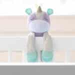 Este peluche unicornio crece con el bebé y lo acompaña en sus horas de sueño y descanso con su dulces canciones, sonidos o audios grabados. Además, tiene un moderno sensor que identificará si llora el bebé para activar el audio del peluche. Ideal para su relajación y descanso. Edad: Desde el nacimiento. Características: - Crece con el bebé - Tecnología innovadora que responde al llanto del bebé - Grabadora que permite grabar la voz de los padres para calmarlos - Reproduce 3 canciones de cuna con 2 sonidos relajantes - Hasta 20 minutos de reproducción continua - Módulo de sonido extraíble fácil de configurar y personalizar - Se fija fácilmente a la cuna con cierres - Requiere 3 pilas AA (incluidas) Dimensiones: 28cm (Alto) x 10cm (Ancho) x 15cm (Largo)