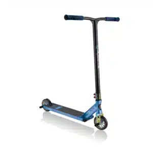 Un scooter de acrobacias bien diseñado con clavijas en un acabado neocromado adecuado para ciclistas avanzados de 8 años en adelante y adultos. El patinete de acrobacias GS 900 DELUXE tiene una robusta plataforma de aluminio tratado con T6 de triple canal (largo 520 mm x ancho 122 mm) con el logotipo láser grabado en la plataforma trasera del patinete acrobático. Nuestro patinete de acrobacias GS 900 DELUXE tiene un cóncavo de 2 ° y un robusto tubo descendente rectangular de aluminio tratado con T6 de 82,4 ° (L 180 mm x An 67 mm x Al 79 mm). Ruedas de scooter de acrobacias de alta calidad y alto rebote de 120 mm 88A fundidas en PU con núcleo de aleación de aluminio anodizado neocromo, montadas sobre rodamientos de scooter 6082RS ABEC 9 CHROME. El patinete de acrobacias GS 900 DELUXE viene con dos clavijas, que se pueden instalar en las ruedas traseras y delanteras del patinete de acrobacias para más trucos y acrobacias, y un freno de patinete de acrobacias trasero de acero FLEX para una conducción segura. El patinete de acrobacias GS 900 DELUXE está fabricado con materiales duraderos y de calidad, como una barra de acero curvada de 34,9 mm de diámetro (620 mm de alto x 570 mm de ancho) con empuñaduras giratorias de patinete de acrobacias TPR de 165 mm de largo, cómodas y duraderas, una robusta horquilla delantera CNC de aluminio reforzado sin rosca en un acabado neo cromo, montado en un juego de dirección NECO reforzado y ensamblado con un sistema de compresión HIC, y una abrazadera para scooter de doble acrobacia CNC anodizado de aluminio 6063 en un acabado neo cromo, lo que garantiza la máxima robustez para el scooter de estilo libre.