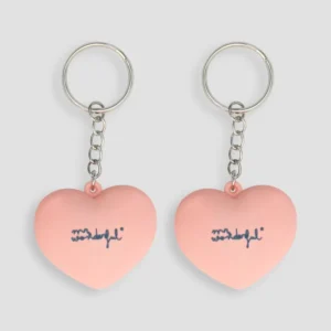 Set de 2 llaveros de caucho, en forma de corazones Mr. Wonderful vestidos de novia y novio respectivamente. Ideales para regalar a la pareja que se casa. Un bonito set de llaveros para llevar a todas partes y recordar esos “¡vivan los novios!” que tanto emociona. Características: Material: caucho Medidas: 4,1 x 0,5 x 5 cm Cuidados: Mantener alejado de fuentes de calor. No mojar la parte metálica.