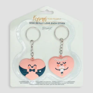 Set de 2 llaveros de caucho, en forma de corazones Mr. Wonderful vestidos de novia y novio respectivamente. Ideales para regalar a la pareja que se casa. Un bonito set de llaveros para llevar a todas partes y recordar esos “¡vivan los novios!” que tanto emociona. Características: Material: caucho Medidas: 4,1 x 0,5 x 5 cm Cuidados: Mantener alejado de fuentes de calor. No mojar la parte metálica.