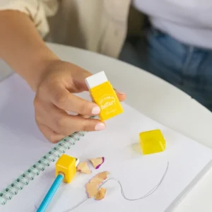 Goma con sacapuntas amarillo - Let’s do it better!