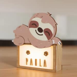 Lámpara pequeña Perezoso – Lámpara quitamiedos personalizable con letras – Vintiun – Luz relajante desde 0 años