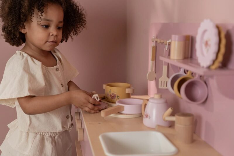 Cocina Rosa FSC – Cocina de madera infantil con accesorios – Little Dutch – Juego simbólico desde 3 años