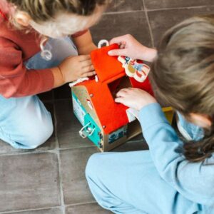 Casa de aprendizaje de cierres – Casita de madera con mecanismos – Lilliputiens – Juego de motricidad para 3+ años