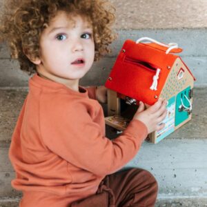 Casa de aprendizaje de cierres – Casita de madera con mecanismos – Lilliputiens – Juego de motricidad para 3+ años