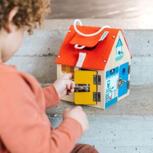 Casa de aprendizaje de cierres – Casita de madera con mecanismos – Lilliputiens – Juego de motricidad para 3+ años