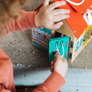 Casa de aprendizaje de cierres – Casita de madera con mecanismos – Lilliputiens – Juego de motricidad para 3+ años