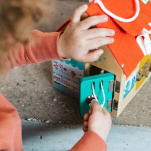 Casa de aprendizaje de cierres – Casita de madera con mecanismos – Lilliputiens – Juego de motricidad para 3+ años