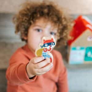 Casa de aprendizaje de cierres – Casita de madera con mecanismos – Lilliputiens – Juego de motricidad para 3+ años