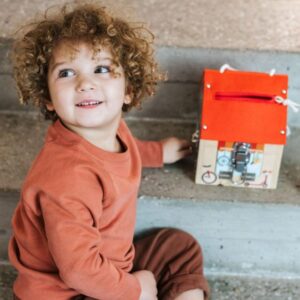 Casa de aprendizaje de cierres – Casita de madera con mecanismos – Lilliputiens – Juego de motricidad para 3+ años