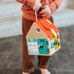 Casa de aprendizaje de cierres – Casita de madera con mecanismos – Lilliputiens – Juego de motricidad para 3+ años