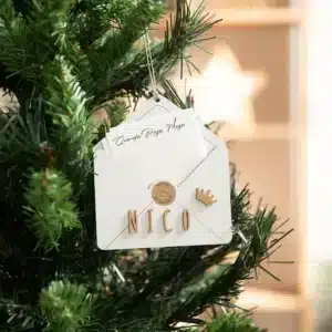 Adorno Sobre Blanco Personalizado – Decoración navideña en madera – Vintiun – Personalizable con nombre