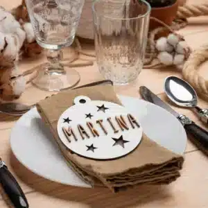 Bola de Navidad Blanca Personalizada – Decoración navideña en madera – Vintiun – Personalizable con nombre